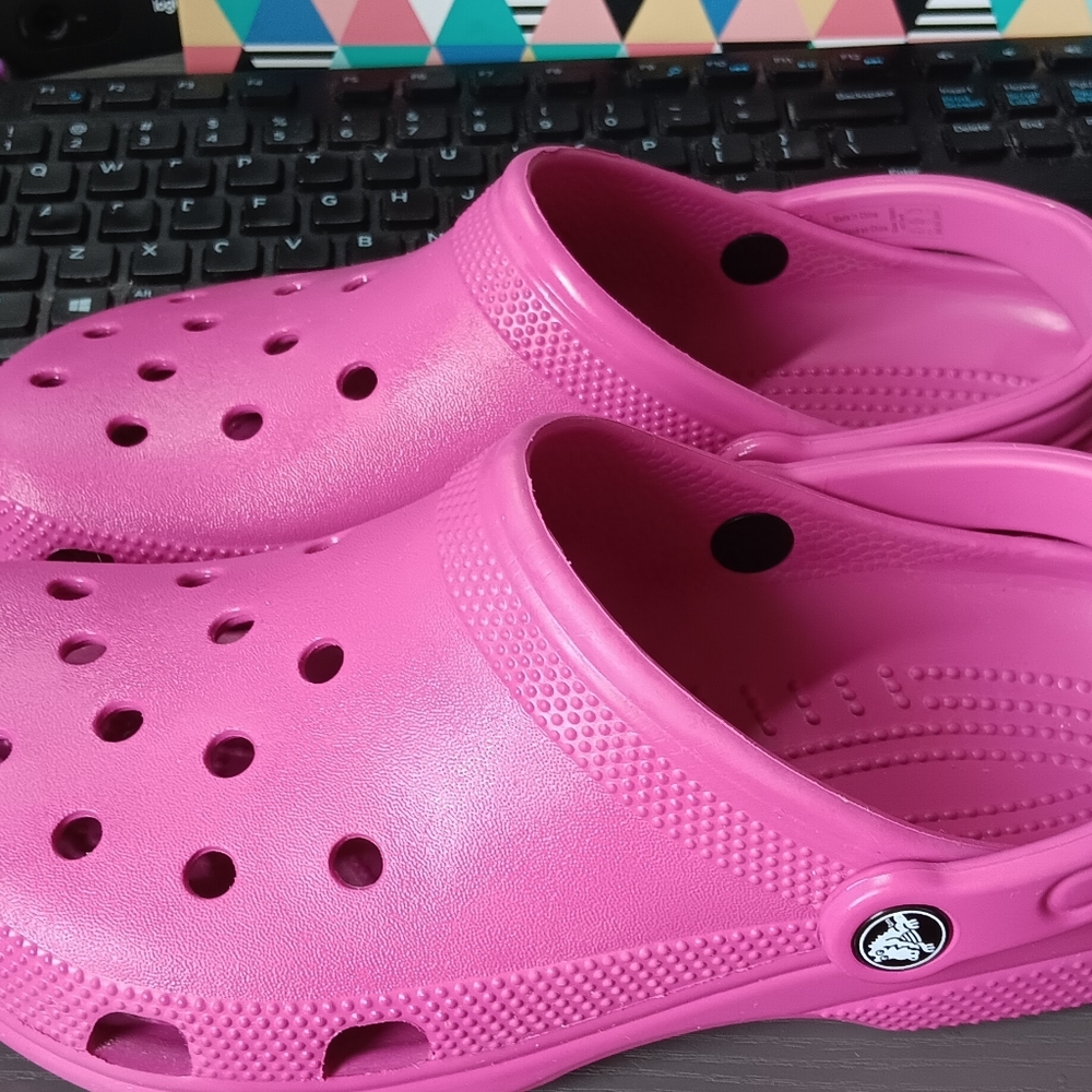 Classic crocs women's size 9 fuschia